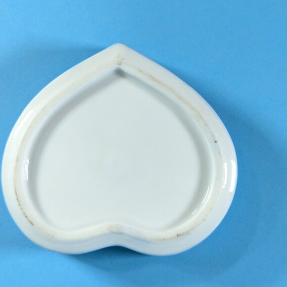 Heart shaped porcelain trinket box, hand painted pastoral scene on pierced lid - Picture 6 of 10